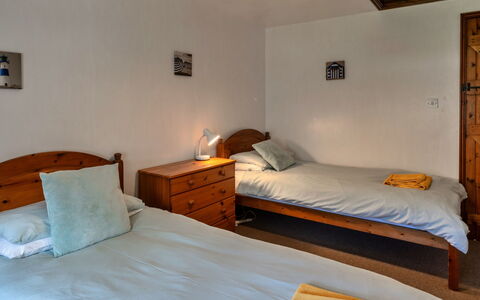 Tarquol Cottage, Stowford: Cama, Habitación, Mueble, Pared, Sábana, Lecho, Suelo, Madera, Piso, Diseño De Interiores