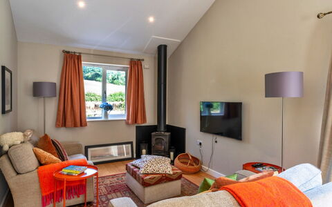 Marsh Cottage: Mueble, Diseño De Interiores, Piso, Sofá, Madera, Techo, Suelo, Sala, Habitación, Encendiendo