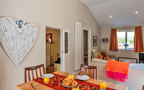 Marsh Cottage: Mueble, Diseño De Interiores, Madera, Techo, Casa, Departamento, Habitación, Sala, Sofá