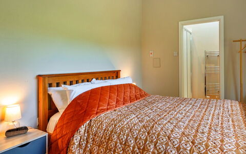 Marsh Cottage: Cama, Lecho, Habitación, Diseño De Interiores, Sábana, Pared, Suelo, Mueble, Madera, Linos
