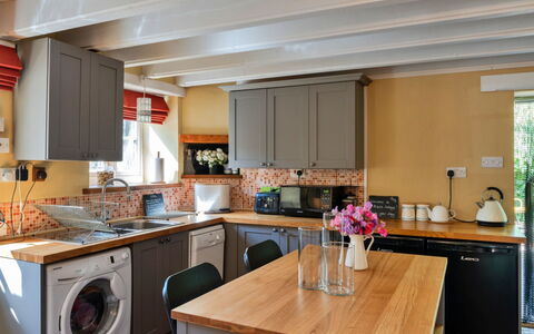 Marsh Cottage: Mostrador, Cocina, Mueble, Diseño De Interiores, Gabinetes, Piso, Aparato De Cocina, Madera, Electrodoméstico, Techo