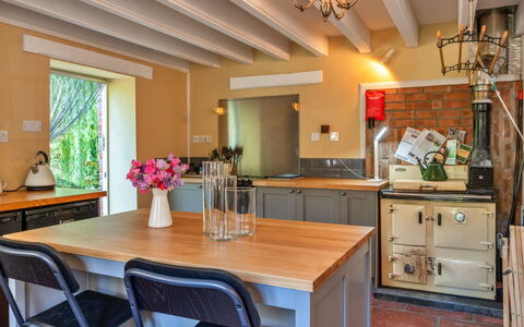 Marsh Cottage: Cocina, Mostrador, Aparato De Cocina, Mueble, Diseño De Interiores, Gabinetes, Electrodoméstico, Madera, Piso, Electrodoméstico