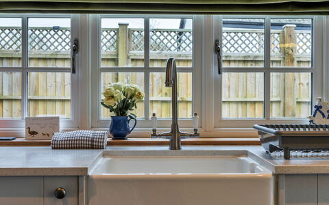 The Cottage at High Bickington: Cocina, Diseño De Interiores, Fregadero, Arreglo De Tubería, Mostrador, Lavabo, Grifo, Encendiendo, Casa, Plomería