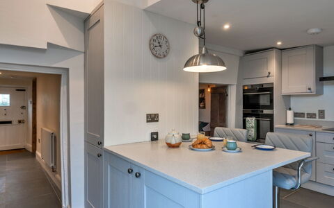 The Cottage at High Bickington: Diseño De Interiores, Cocina, Pared, Gabinetes, Mostrador, Piso, Techo, Madera, Mueble, Aparato De Cocina
