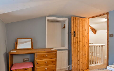 The Cottage at High Bickington: Mueble, Diseño De Interiores, Cama, Pared, Habitación, Suelo, Madera, Piso, Techo, Habitación