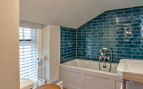 The Cottage at High Bickington: Azul, Arreglo De Tubería, Baño, Piso, Suelo, Bañera, Plomería, Grifo, Loseta, Lavabo