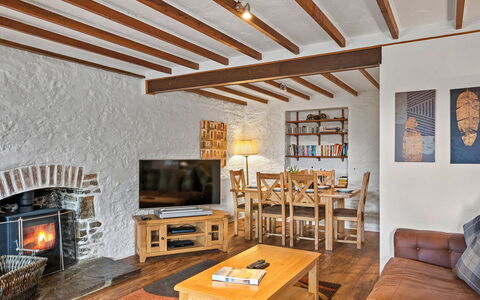 The Old School House at Instow: Pared, Madera, Techo, Piso, Diseño De Interiores, Mueble, Habitación, Sala, Sofá, Madera Dura