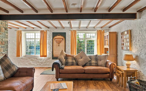 The Old School House at Instow: Mueble, Diseño De Interiores, Madera, Piso, Sofá, Suelo, Techo, Sala, Encendiendo, Casa