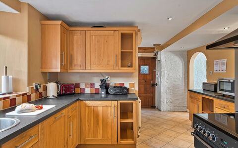 The Old School House at Instow: Cocina, Mostrador, Gabinetes, Diseño De Interiores, Mueble, Piso, Madera, Aparato De Cocina, Electrodoméstico, Suelo