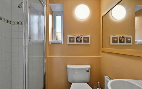 The Old School House at Instow: Baño, Asiento Del Baño, Arreglo De Tubería, Pared, Baño, Diseño De Interiores, Piso, Suelo, Lavabo, Lavabo Del Baño