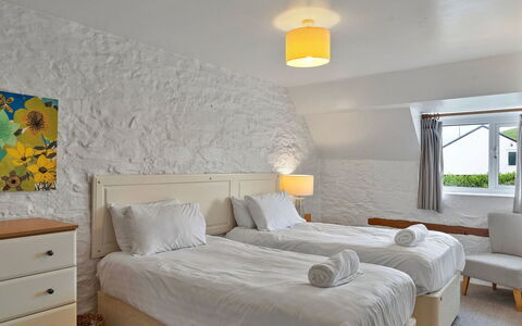 The Old School House at Instow: Pared, Mueble, Madera, Diseño De Interiores, Cama, Suelo, Habitación, Techo, Piso, Lecho