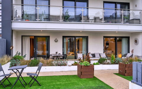 Plymouth City Apartment 15: Balcón, Mueble Para Exteriores, Jardín, Silla, Yarda, Paisajismo, Patio, Patio, Patio Interior, Recurso