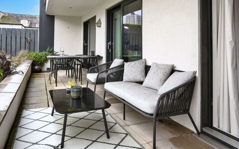 Plymouth City Apartment 15: Mueble, Mueble Para Exteriores, Silla, Mesa Al Aire Libre, Jardín, Patio, Mesa De Café, Planta De Casa, Patio Interior, Paisajismo