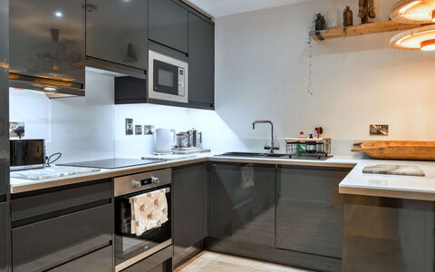 Plymouth City Apartment 15: Cocina, Aparato De Cocina, Mostrador, Mueble, Gabinetes, Electrodoméstico, Diseño De Interiores, Piso, Madera, Electrodoméstico