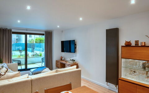 Plymouth City Apartment 15: Mueble, Diseño De Interiores, Piso, Pared, Sofá, Madera, Suelo, Techo, Sala, Habitación