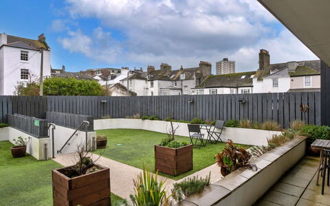 Plymouth City Apartment 15: Jardín, Patio Interior, Patio, Paisajismo, Yarda, Maceta, Hormigón, Césped Artificial, Planta De Casa, Césped