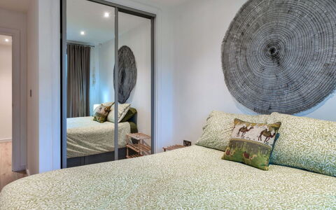 Plymouth City Apartment 15: Cama, Diseño De Interiores, Mueble, Habitación, Lecho, Sábana, Pared, Piso, Suelo, Madera