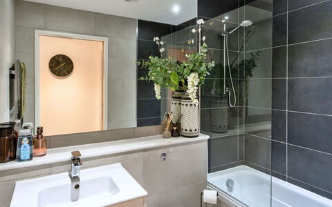 Plymouth City Apartment 15: Baño, Arreglo De Tubería, Diseño De Interiores, Lavabo, Piso, Grifo, Lavabo Del Baño, Suelo, Mueble De Baño, Baño