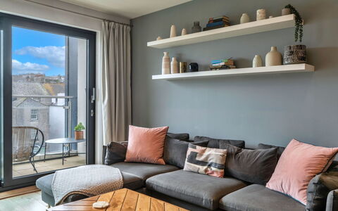 Plymouth Residence 53: Mueble, Diseño De Interiores, Sofá, Piso, Madera, Sala, Suelo, Casa, Habitación, Arrojar La Almohada