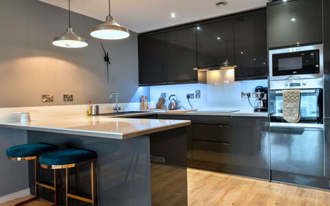 Plymouth Residence 53: Mueble, Mostrador, Diseño De Interiores, Cocina, Gabinetes, Piso, Lámpara, Aparato De Cocina, Techo, Madera