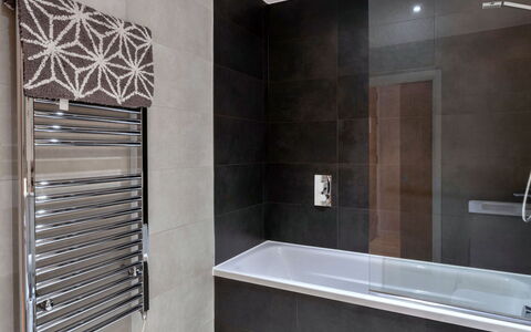 Plymouth Residence 53: Baño, Pared, Arreglo De Tubería, Piso, Diseño De Interiores, Bañera, Suelo, Loseta, Plomería, Casa