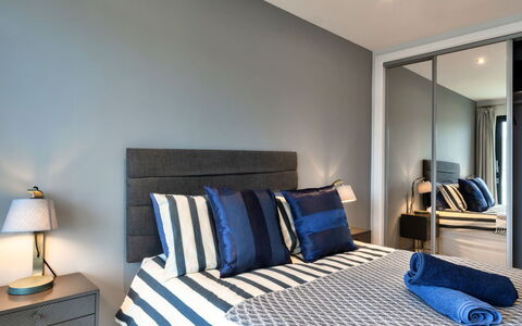 Plymouth Residence 53: Mueble, Diseño De Interiores, Habitación, Cama, Piso, Suelo, Sábana, Lecho, Techo, Habitación