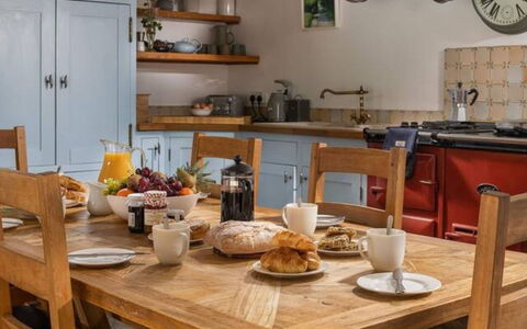 Coulscott Old Barn: Mueble, Cocina, Gabinetes, Madera, Mostrador, Piso, Vajilla, Aparato De Cocina, Diseño De Interiores, Cocina Y Comedor Mesa