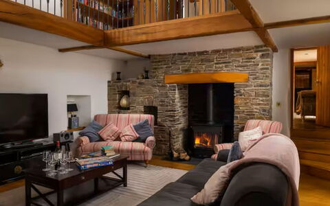 Coulscott Old Barn: Mueble, Diseño De Interiores, Piso, Suelo, Sofá, Pared, Madera, Sala, Techo, Habitación