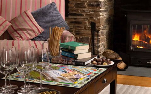 Coulscott Old Barn: Mueble, Diseño De Interiores, Piso, Hogar, Madera, Sala, Mesa, Habitación, Silla, Encendiendo