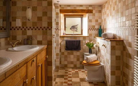 Coulscott Old Barn: Piso, Diseño De Interiores, Baño, Suelo, Pared, Arreglo De Tubería, Loseta, Lavabo Del Baño, Mueble De Baño, Plomería