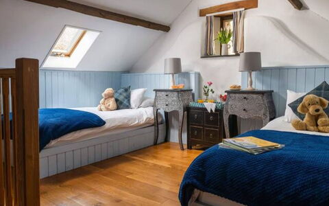 Coulscott Old Barn: Mueble, Cama, Diseño De Interiores, Habitación, Piso, Suelo, Lecho, Madera, Sábana, Habitación