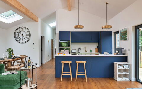 Coulscott Pipistrelle Barn: Mueble, Diseño De Interiores, Piso, Madera, Techo, Mostrador, Cocina, Suelo, Gabinetes, Encendiendo