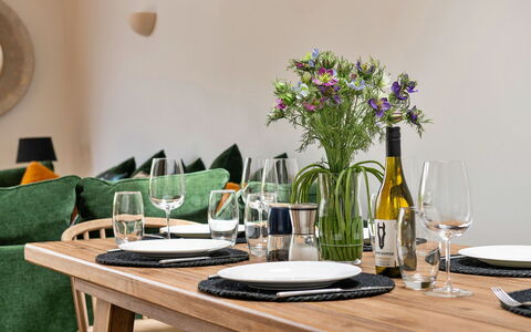 Coulscott Pipistrelle Barn: Mueble, Vajilla, Mesa, Drinkware, Diseño De Interiores, Cocina Y Comedor Mesa, Comedor, Utensilios Para Servir, Silla, Vajilla