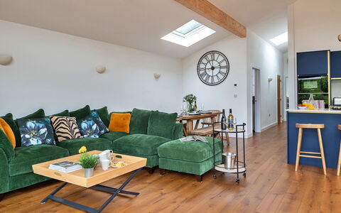 Coulscott Pipistrelle Barn: Mueble, Diseño De Interiores, Sofá, Piso, Pared, Suelo, Sala, Madera, Habitación, Techo