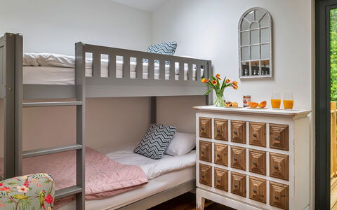 Coulscott Pipistrelle Barn: Mueble, Litera, Cama, Habitación, Diseño De Interiores, Lecho, Madera, Sábana, Suelo, Piso