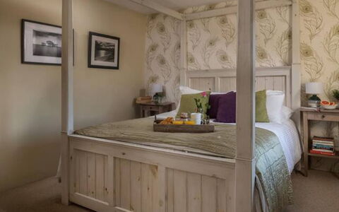 Coulscott Peacock Cottage: Mueble, Cama, Diseño De Interiores, Habitación, Pared, Piso, Lecho, Suelo, Madera, Sábana