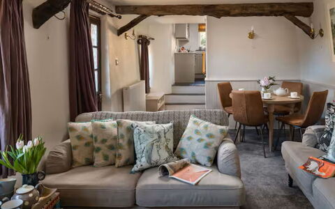 Coulscott Peacock Cottage: Mueble, Diseño De Interiores, Pared, Sofá, Madera, Piso, Sala, Habitación, Suelo, Techo