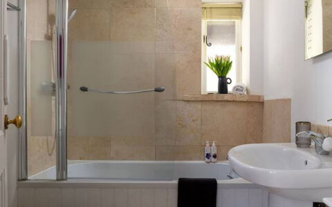 Coulscott Peacock Cottage: Baño, Arreglo De Tubería, Bañera, Diseño De Interiores, Pared, Piso, Suelo, Lavabo, Grifo, Espejo