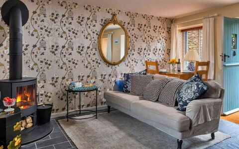 Coulscott Bantam Cottage: Mueble, Diseño De Interiores, Piso, Pared, Suelo, Sala, Habitación, Textil, Encendiendo, Mesa