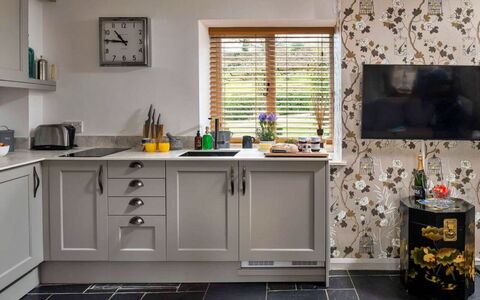 Coulscott Bantam Cottage: Cocina, Diseño De Interiores, Mueble, Mostrador, Gabinetes, Madera, Piso, Aparato De Cocina, Casa, Encendiendo