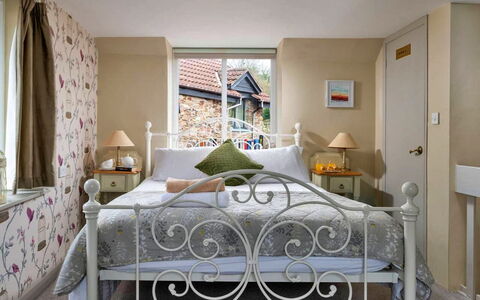 Coulscott Bantam Cottage: Mueble, Diseño De Interiores, Cama, Pared, Habitación, Lecho, Sábana, Linos, Textil, Encendiendo