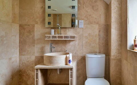 Coulscott Bantam Cottage: Pared, Piso, Suelo, Arreglo De Tubería, Diseño De Interiores, Baño, Loseta, Plomería, Habitación, Baño