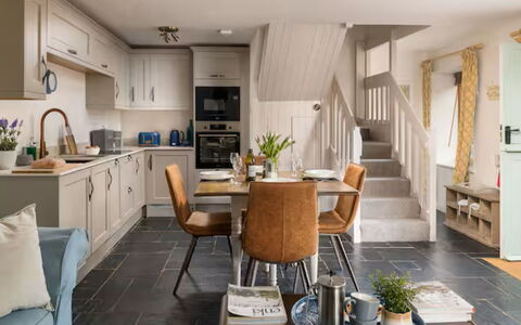 Coulscott Aylesbury Cottage: Mueble, Diseño De Interiores, Piso, Madera, Suelo, Techo, Cocina, Casa, Encendiendo, Habitación