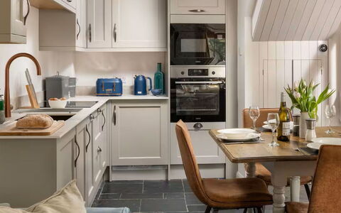 Coulscott Aylesbury Cottage: Cocina, Mueble, Aparato De Cocina, Mostrador, Gabinetes, Electrodoméstico, Diseño De Interiores, Madera, Piso, Electrodoméstico