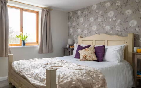 Coulscott Aylesbury Cottage: Mueble, Cama, Diseño De Interiores, Habitación, Lecho, Sábana, Pared, Piso, Madera, Linos