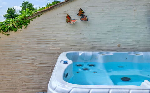 Coulscott Aylesbury Cottage: Bañera, Material Compuesto, Arreglo De Tubería, Piscina, Jacuzzi, Maceta, Planta De Casa, Mueble Para Exteriores, Fuente De Agua