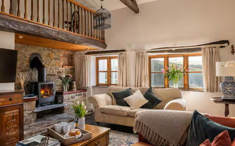 Coulscott Farmhouse: Mueble, Diseño De Interiores, Madera, Sofá, Habitación, Techo, Piso, Sala, Casa, Suelo