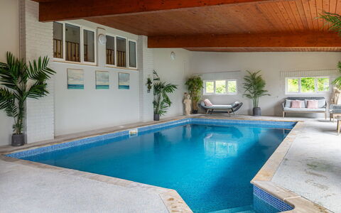 Coulscott Farmhouse: Piso, Piscina, Suelo, Techo, Diseño De Interiores, Recurso, Diseño, Hotel, Planta De Casa, Silla