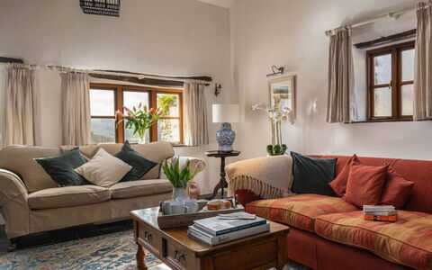 Coulscott Farmhouse: Mueble, Sofá, Diseño De Interiores, Sala, Piso, Habitación, Suelo, Techo, Mesa, Arrojar La Almohada