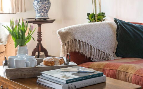 Coulscott Farmhouse: Mueble, Mesa, Diseño De Interiores, Sofá, Vajilla, Sala, Arrojar La Almohada, Piso, Marco, Amortiguar